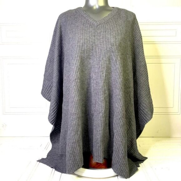 Elegant Warm Poncho in Grey - Picture 2 of 10